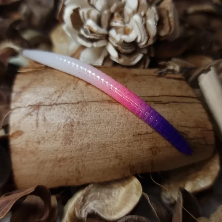 przyneta-gumowa-dzdzownica-violet-pink-collab-baits.webp